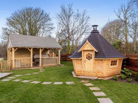 Riverside Retreat BBQ Lodge & Hot Tub