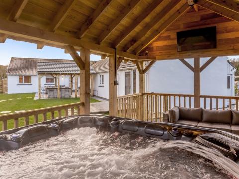 Riverside Retreat Hot Tub with TV